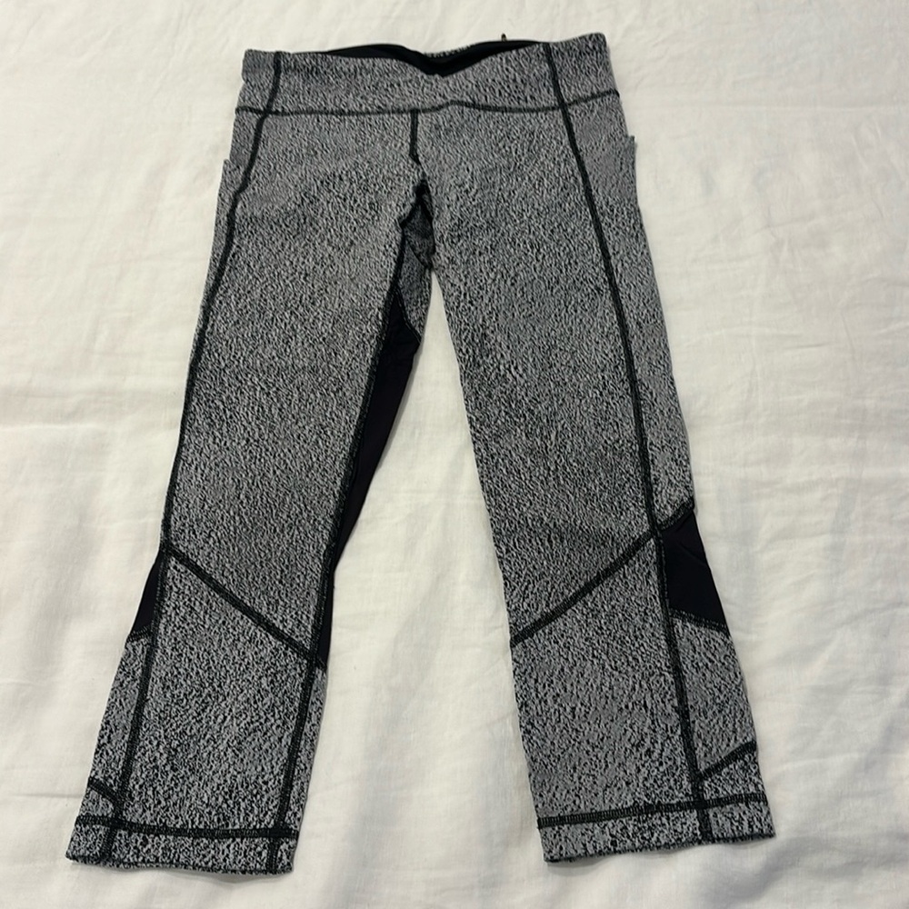 Lululemon athletica full ankle legging in blk/white (as photo) in size 6